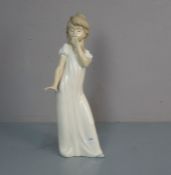 FIGUR: "Gähnendes Mädchen" / porcelain figure: "yawning girl", Porzellan, Manufaktur Nao,