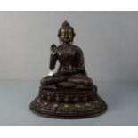 BUDDHA AMOGHASIDDI, Bronze, hellbraun bis goldfarben patiniert, wohl sinotibetisch. Leicht