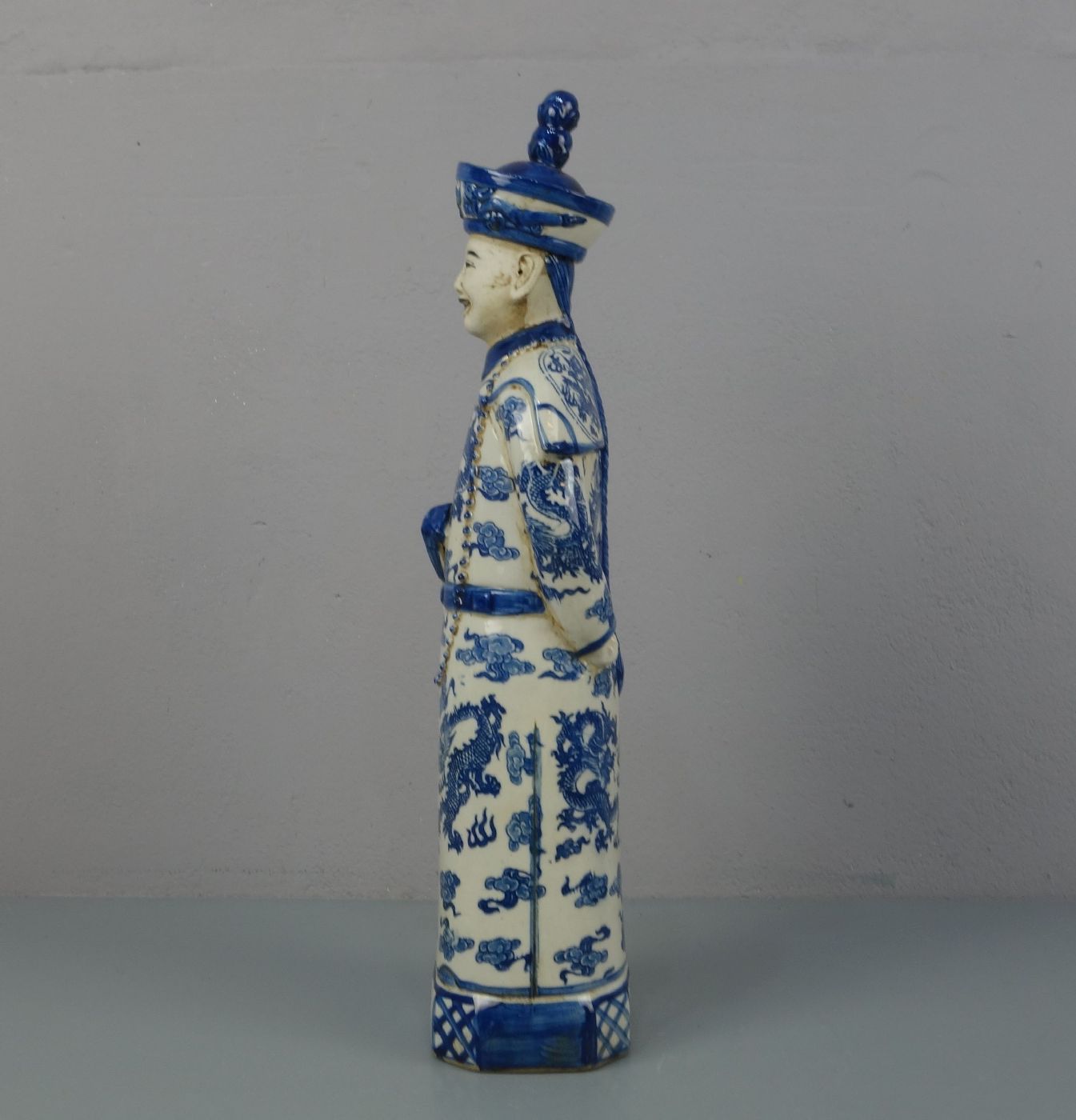 FIGUR: "Chinesischer Würdenträger", Keramik, heller bis rötlicher Scherben, unter dem Stand mit - Image 4 of 5