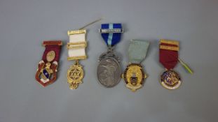 KONVOLUT VON 5 FREIMAURERORDEN / masonic medals, unterschiedliche Formen, Materialien und Größen,