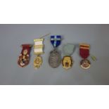 KONVOLUT VON 5 FREIMAURERORDEN / masonic medals, unterschiedliche Formen, Materialien und Größen,