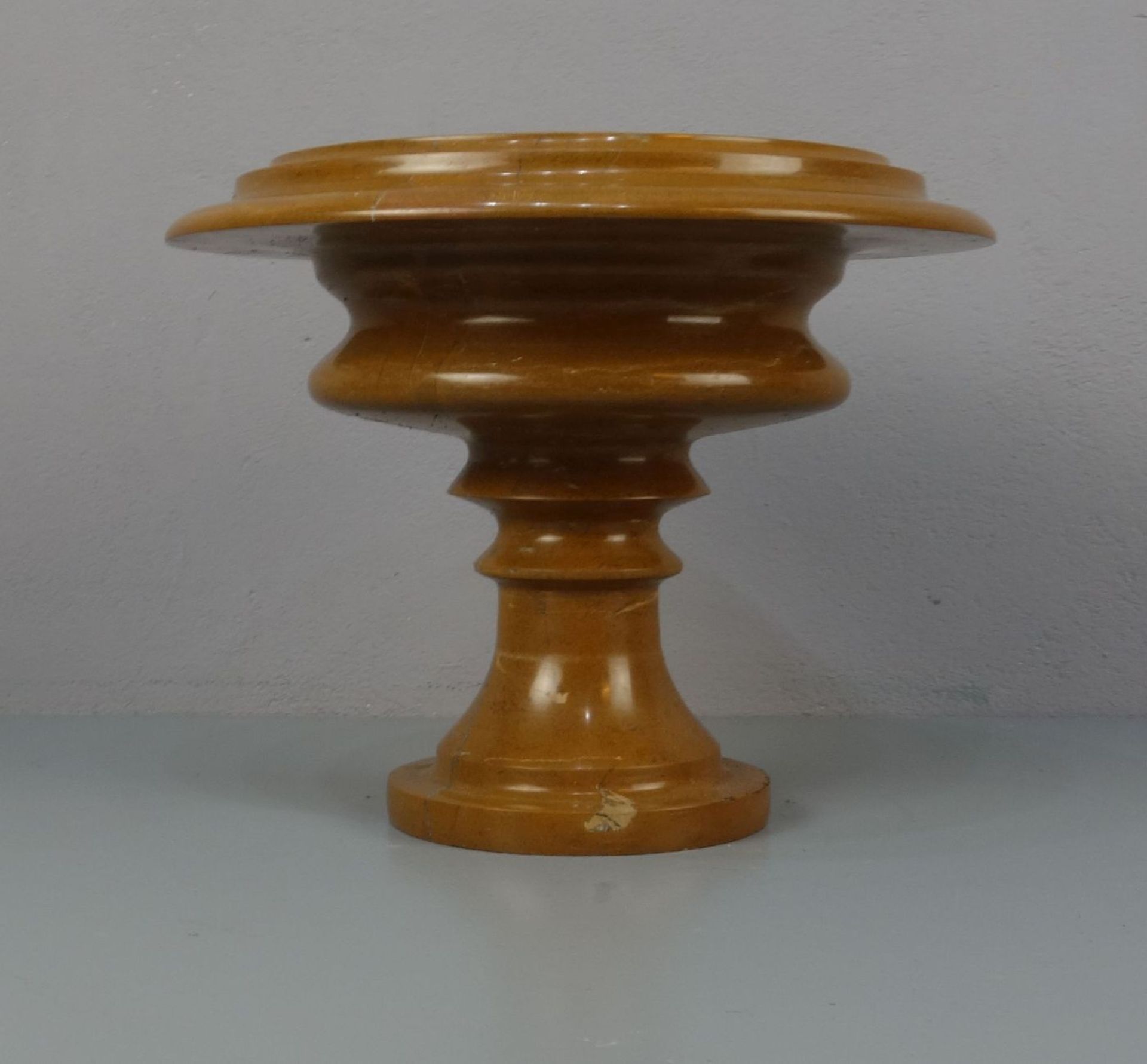 FUSSSCHALE / TAZZA / bowl on a stand, hellbrauner Marmor, um 1900. Tief gemuldete Schale mit - Bild 3 aus 3