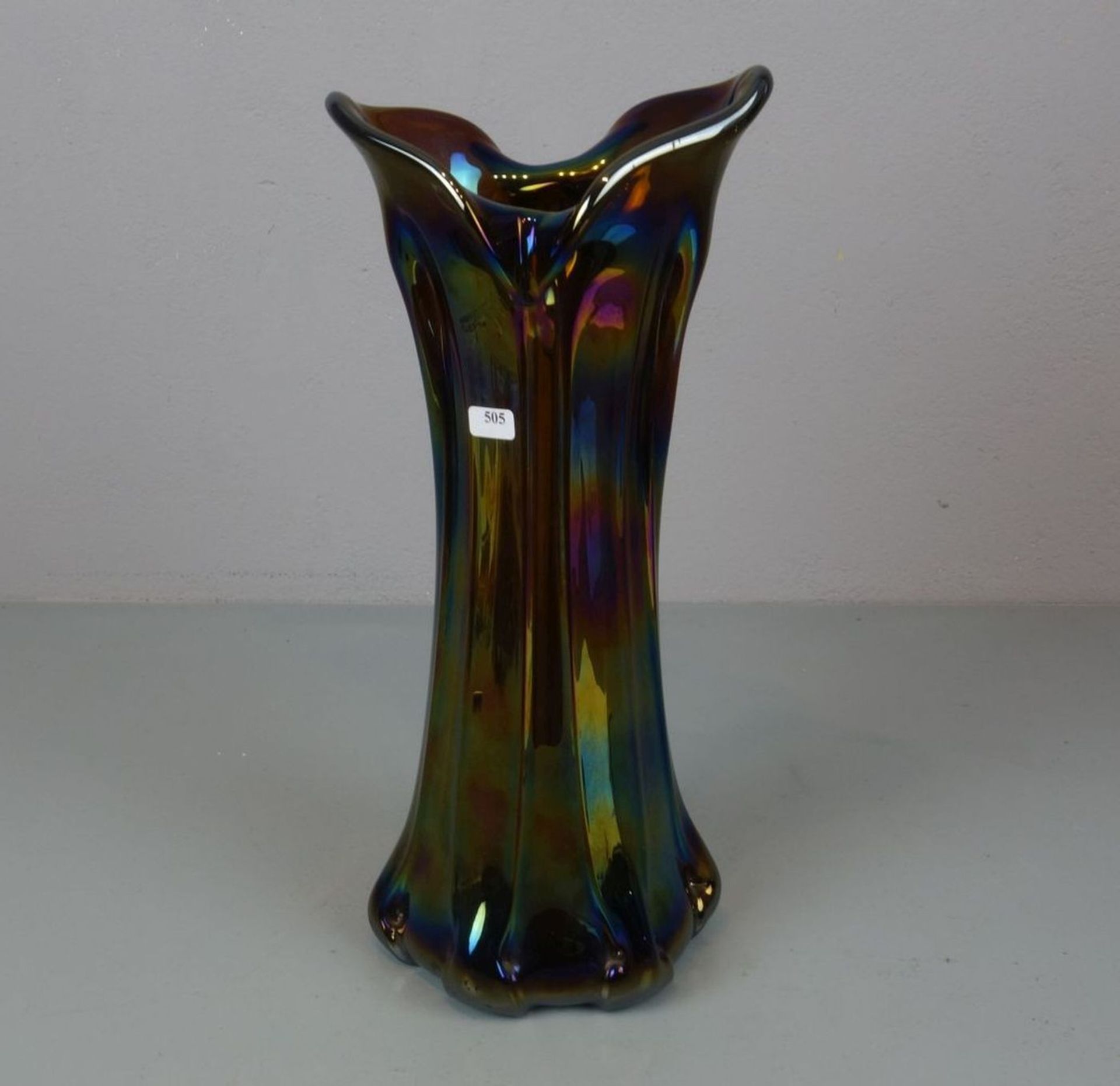 VASE, bernsteinfarbenes bis bräunliches und lüstriertes Glas mit unterem Abriss. Rundstand, leicht