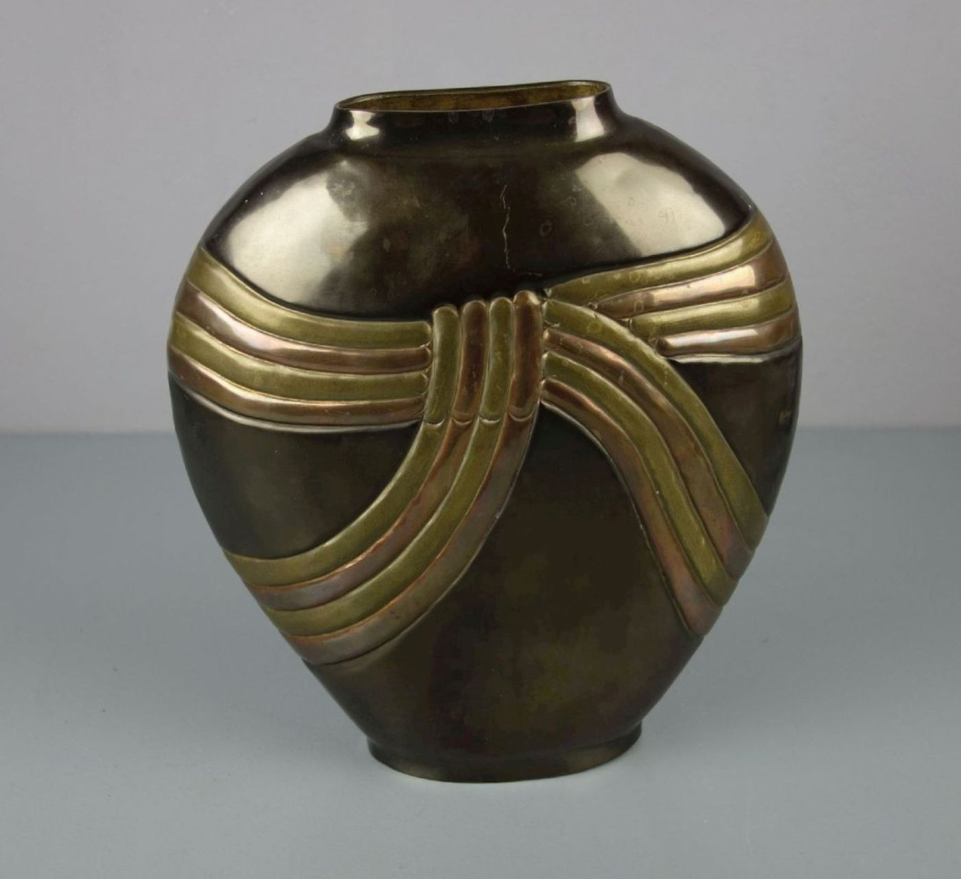 VASE, Bronze, braun, gold- und kupferfarben patiniert, 2. Hälfte 20. Jh.; ovaler Standring, - Image 3 of 3