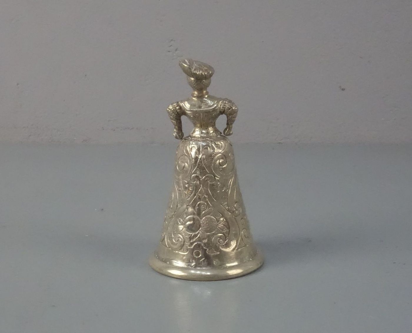 TISCHGLOCKE / table bell, England, London 1897, Silber (106,5 g). Viktorianische Tischglocke in - Bild 3 aus 5