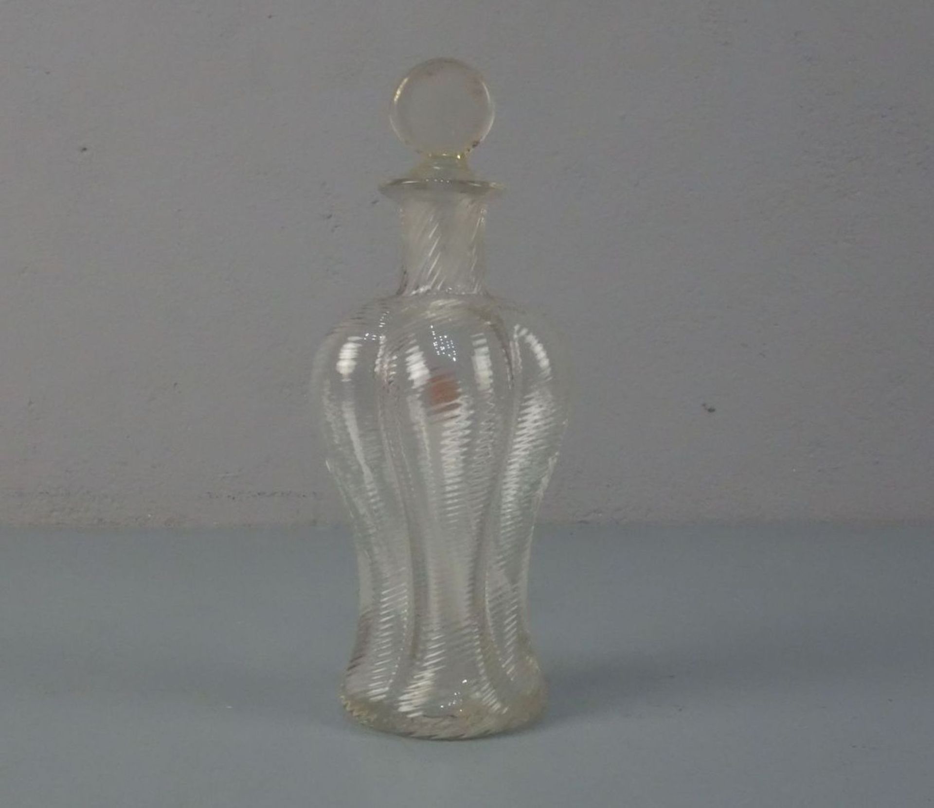 FLAKON / PARFUMFLASCHE, Glas mit Kaltmalerei. Vierpassige, optisch geblasene Form mit eingezogener - Bild 2 aus 4