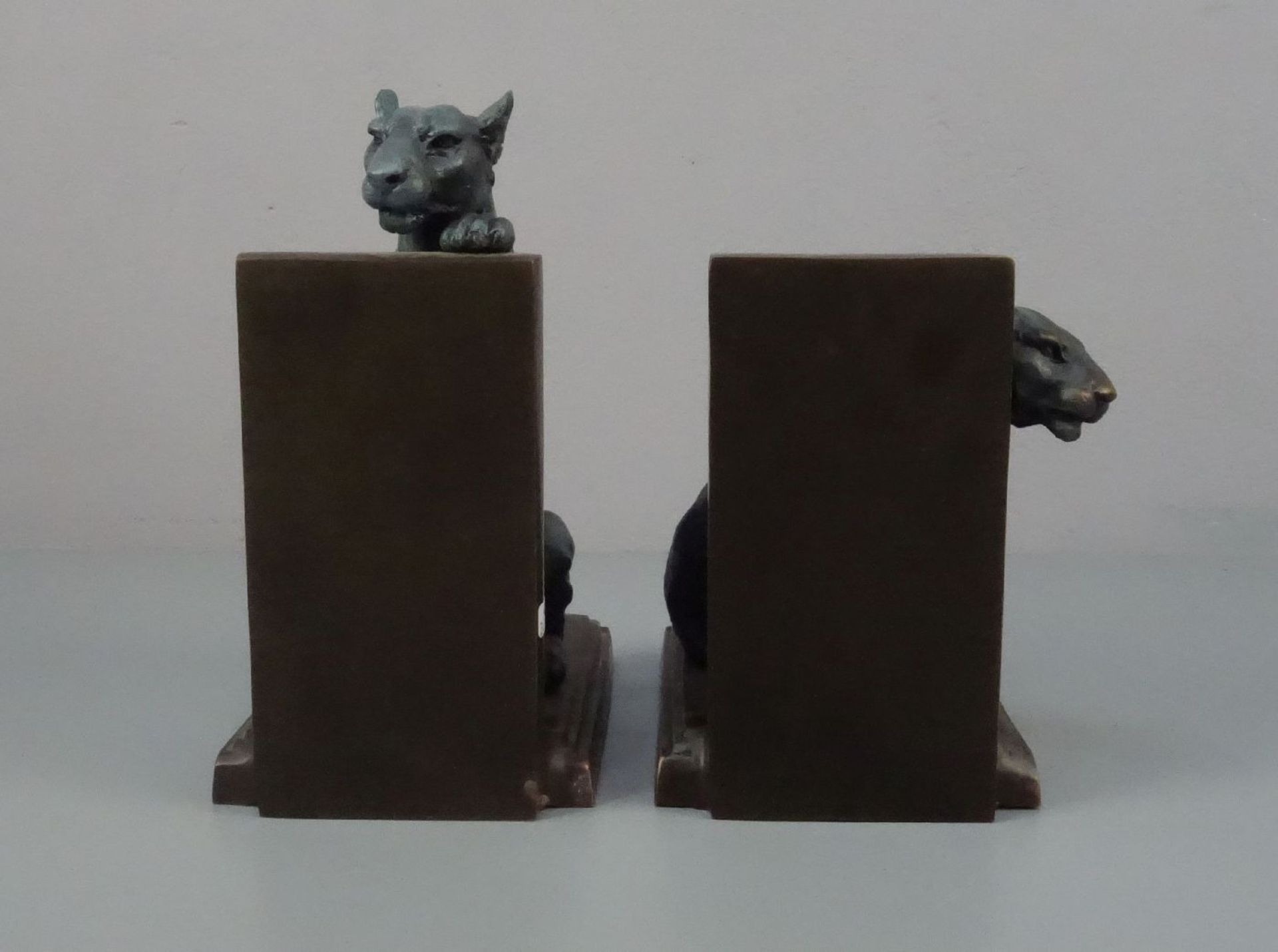 nach GODCHAUX, ROGER (Vendôme 1887-1958 Paris), Paar figürliche Buchstützen: "Panther", Bronze, - Bild 2 aus 4