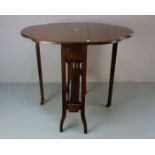 GATELEG TABLE / BEISTELLTISCH / KLAPPTISCH, wohl Fruchtholz, England, 20. Jh.. Kleiner