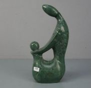 SHONA - SKULPTUR / sculpture: "MUTTER UND KIND", grüner Serpentin, vollplastische und durchbrochene