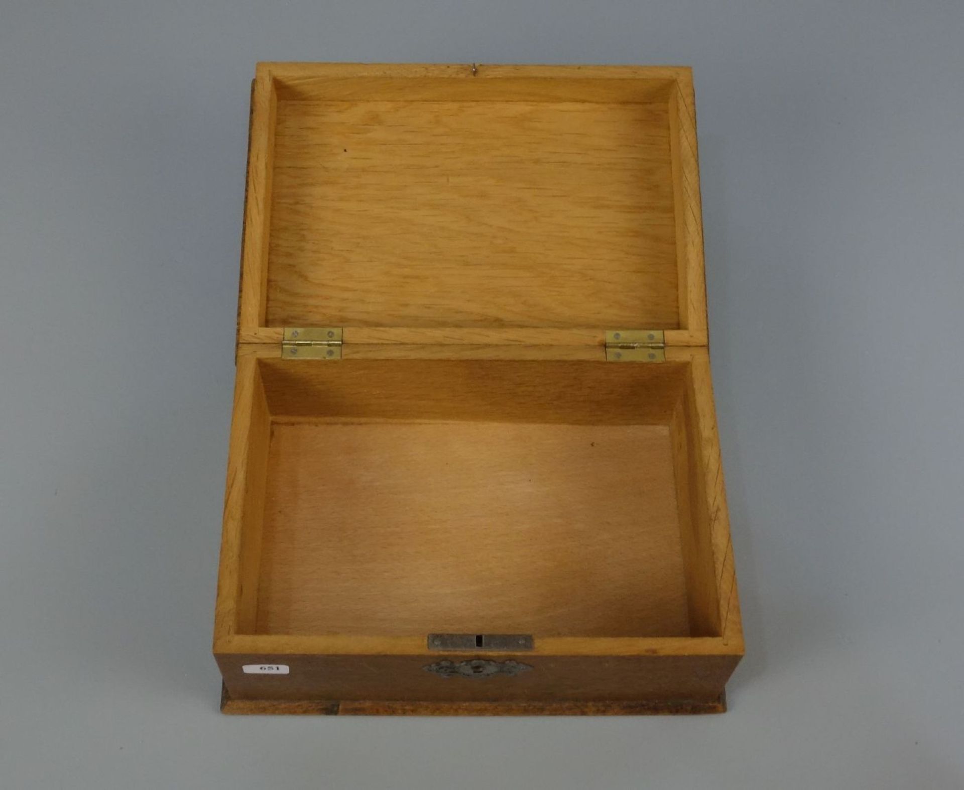 SCHATULLE mit versilberten Monturen / box, Buchenholz, Anfang 20. Jh.; Quaderform auf profiliertem - Bild 2 aus 3