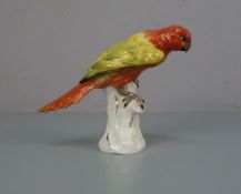 FIGUR "Papagei" / porcelain figure parrot, 20. Jh., Porzellan, polychrom staffiert mit goldfarbenen