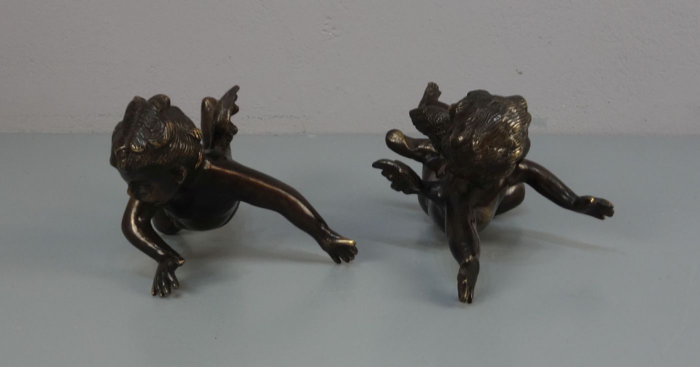 PAAR GEFLÜGELTE PUTTEN / ENGEL, Bronze, dunkelbraun bis hellbraun patiniert mit goldfarbenen - Image 2 of 4