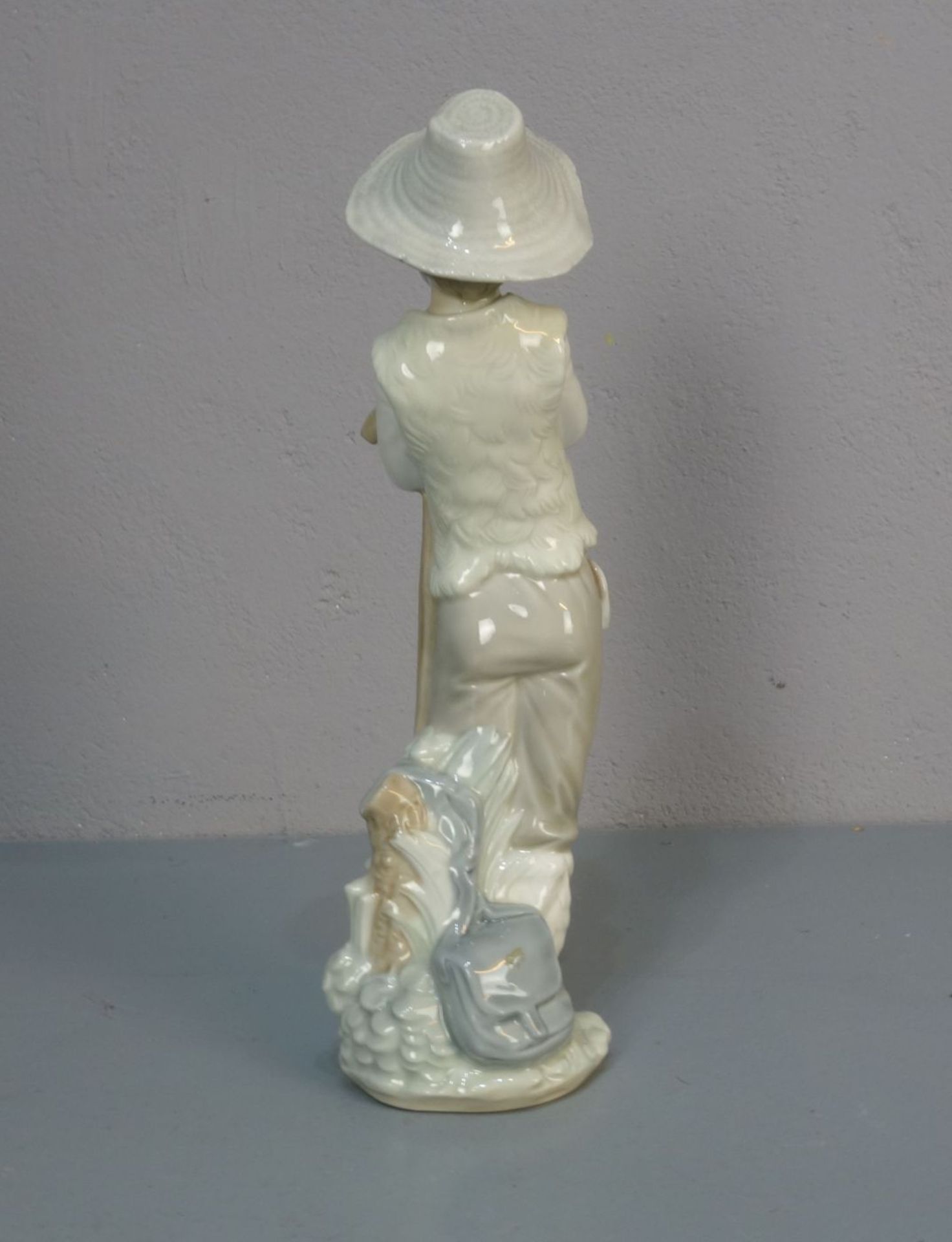 FIGUR: "Knabe mit Vogel" / porcelain figure: "boy with a bird", Porzellan, Manufaktur Nao, Valencia - Bild 3 aus 5