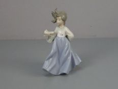 FIGUR: "Mädchen mit Taube" / porcelain figure: "Girl with a dove", Porzellan, Manufaktur Nao,