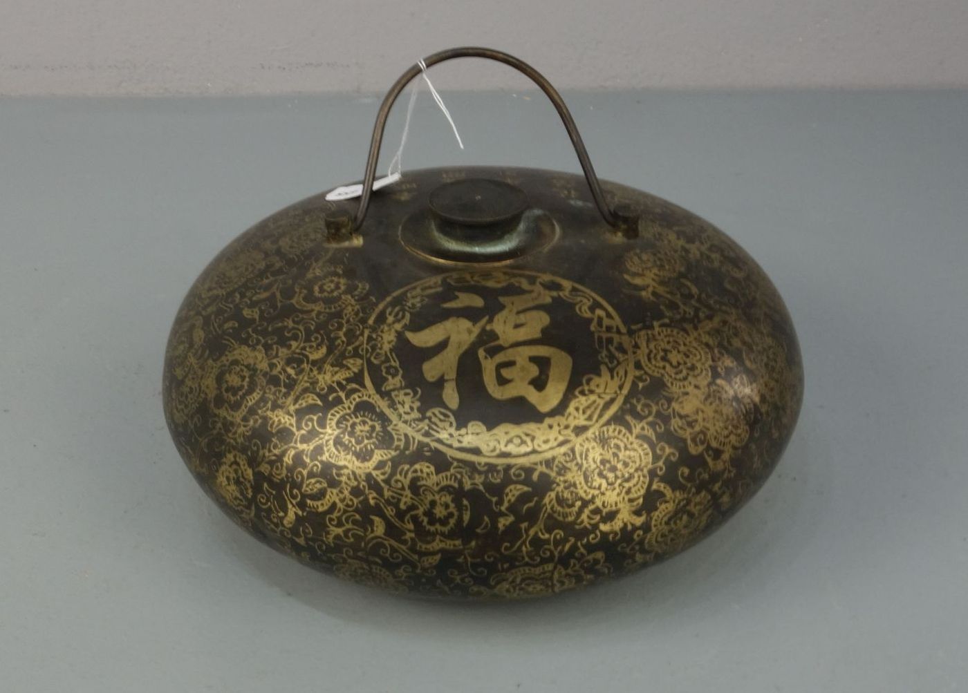 CHINESISCHE WÄRMFLASCHE / hot-water bottle, China, Anfang 20. Jh., Bronze braun patiniert und in