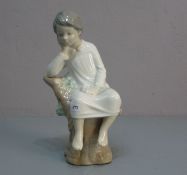 FIGUR / porcelain figure: "Lesestunde", Porzellan, Manufaktur Lladro, Spanien, unter dem Stand mit