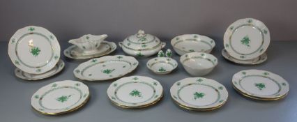 SPEISESERVICE / dinnerware, Porzellan, Manufaktur Herend, Ungarn. Geschweifte Form mit