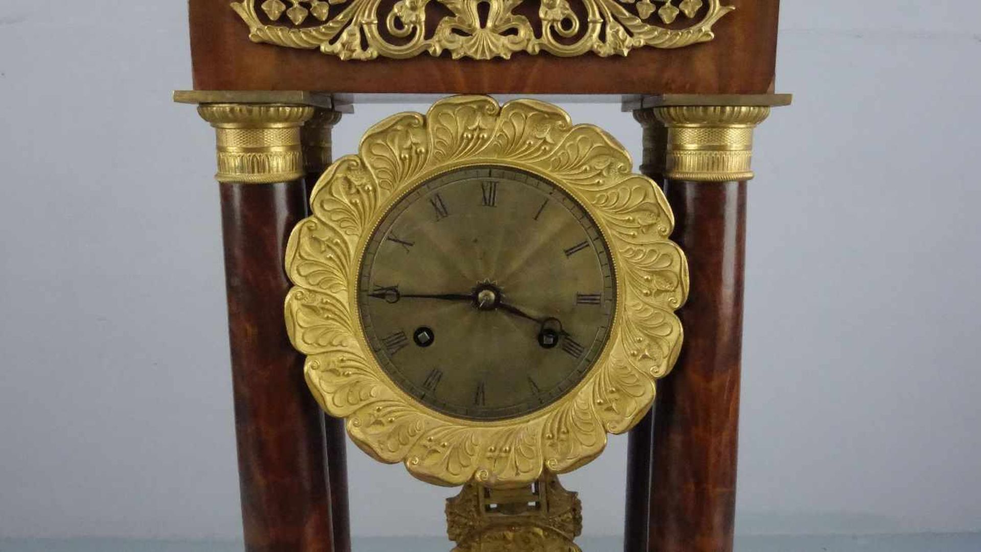 PENDULE / PORTALUHR IM ARCHITEKTURAUFBAU / fire place clock, 2. Hälfte 19. Jh.; Nussbaumfurnier. - Bild 5 aus 5