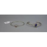 PAAR ARMBÄNDER / bracelets, Silber, Glas und versilbertes Metall, ungemarkt 1. Armreif, versilbert,