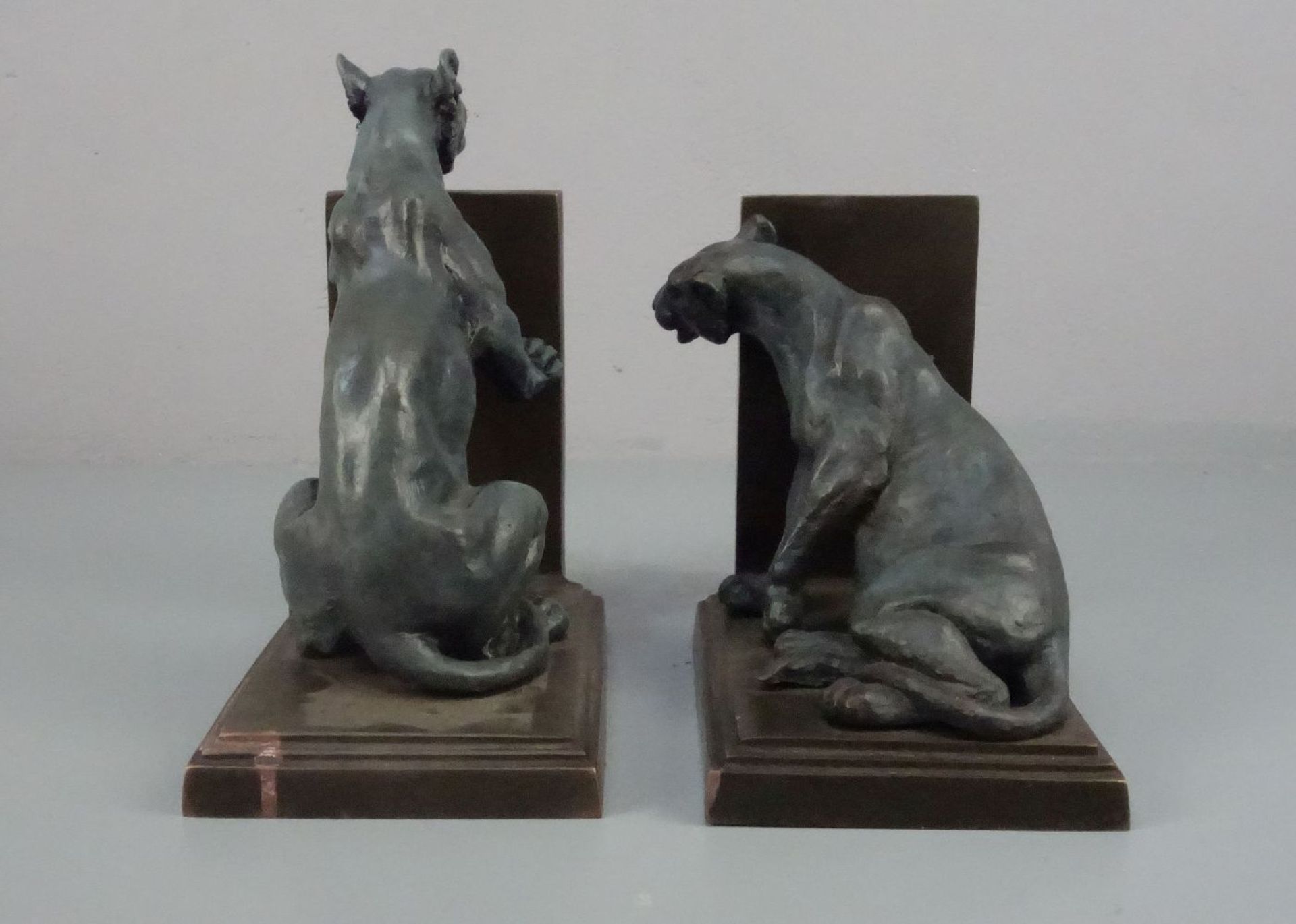 nach GODCHAUX, ROGER (Vendôme 1887-1958 Paris), Paar figürliche Buchstützen: "Panther", Bronze, - Bild 4 aus 4