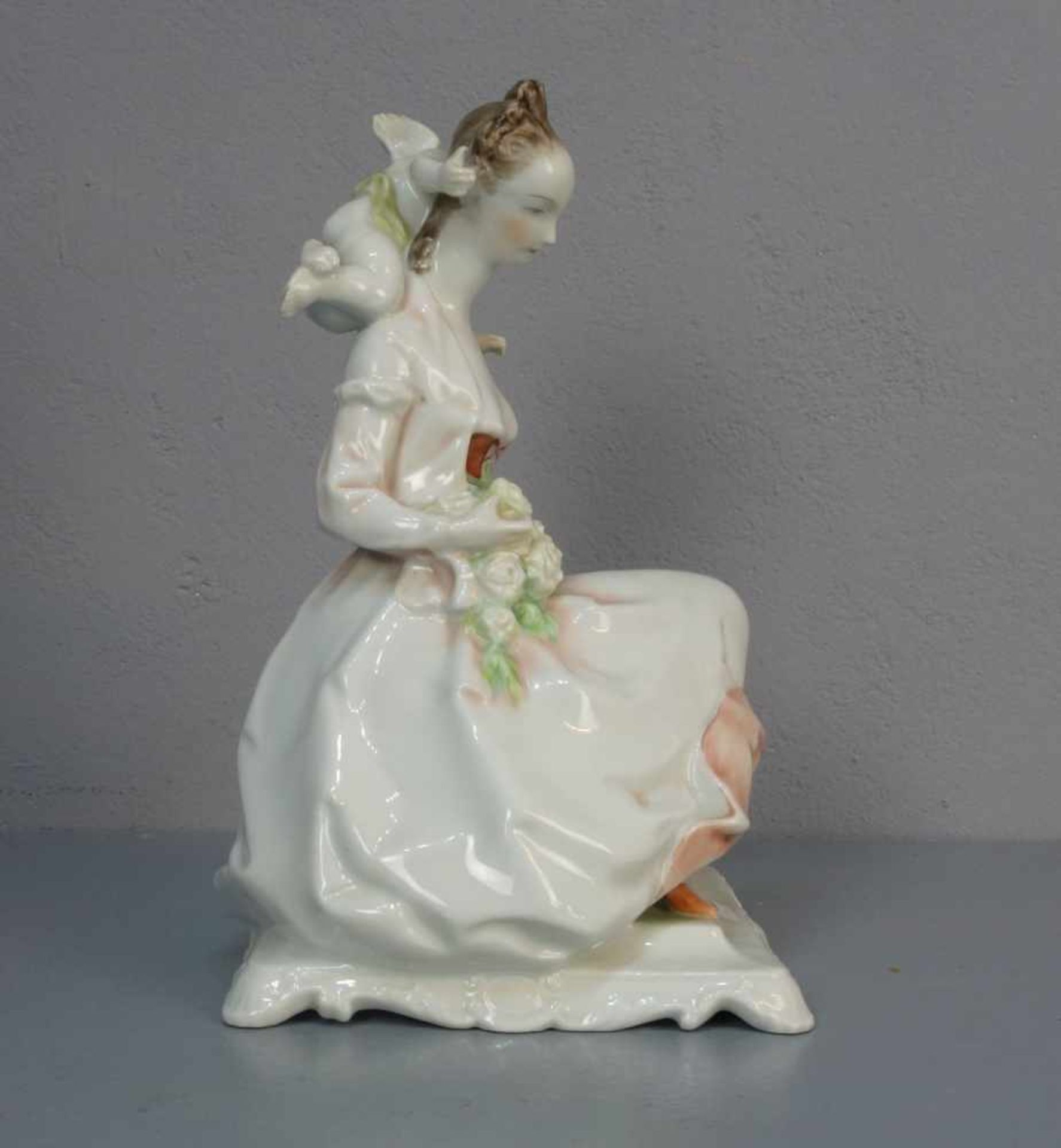 FIGURENGRUPPE "Frau mit Blumenstrauß und Amorette" / porcelain figure: "Woman with flowers and - Image 4 of 5