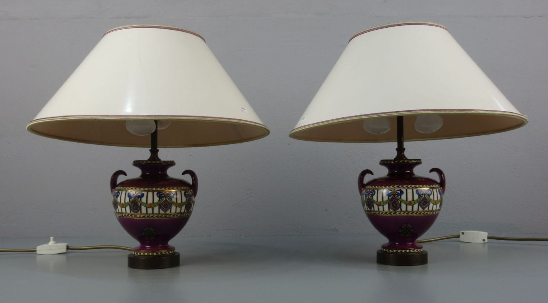 PAAR TISCH-LAMPEN / NACHTTISCH-LAMPEN/ two table lamps, Porzellan mit Metallpostament und - Image 2 of 3