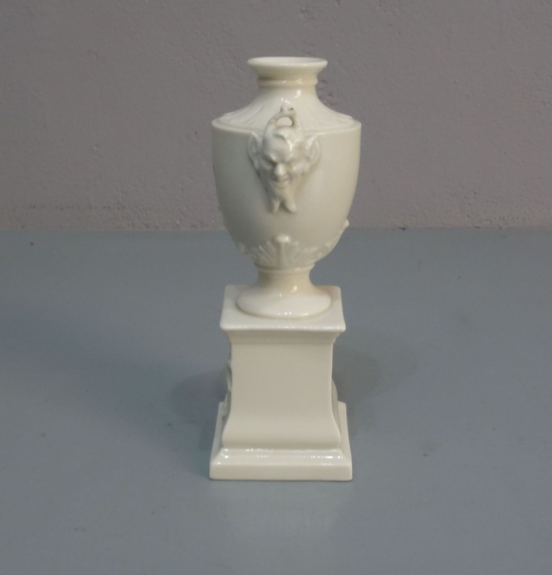 VASE, Weissporzellan, Manufaktur Nymphenburg, unterglasurgrüne bekrönte Rautenschildmarke, Marke - Bild 2 aus 5