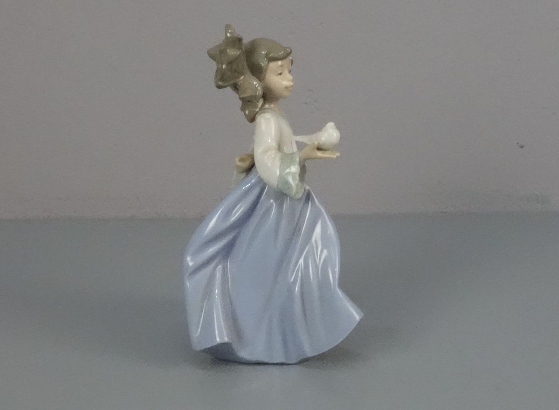 FIGUR: "Mädchen mit Taube" / porcelain figure: "Girl with a dove", Porzellan, Manufaktur Nao, - Image 2 of 5