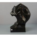 ANIMALIER / TIERBILDHAUER DES 20. Jh., Skulptur / sculpture: "Sitzender Affe", Bronze, dunkel