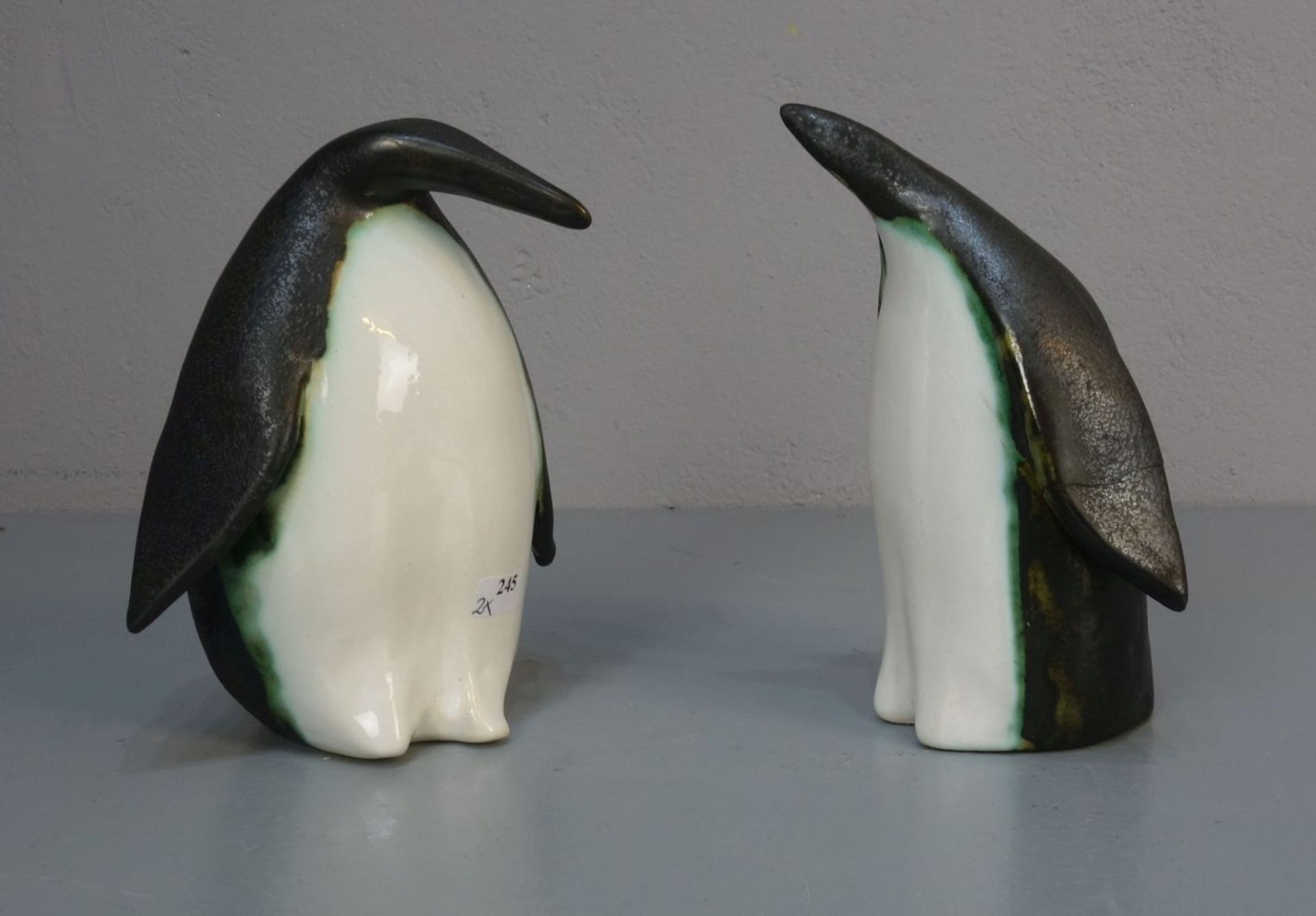 KERAMIKFIGUREN: "Pinguine" / ceramic penguins, Studiokeramik, heller Scherben, weiß, schwarz und
