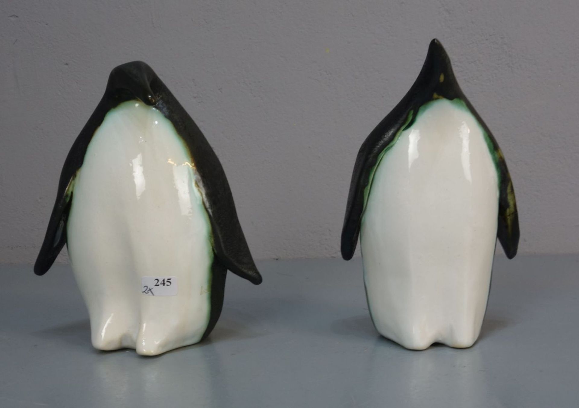 KERAMIKFIGUREN: "Pinguine" / ceramic penguins, Studiokeramik, heller Scherben, weiß, schwarz und - Bild 2 aus 5