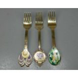 3 SILBERNE JAHRES-GABELN / SAMMELBESTECK / three silver collecting forks, jeweils 925er