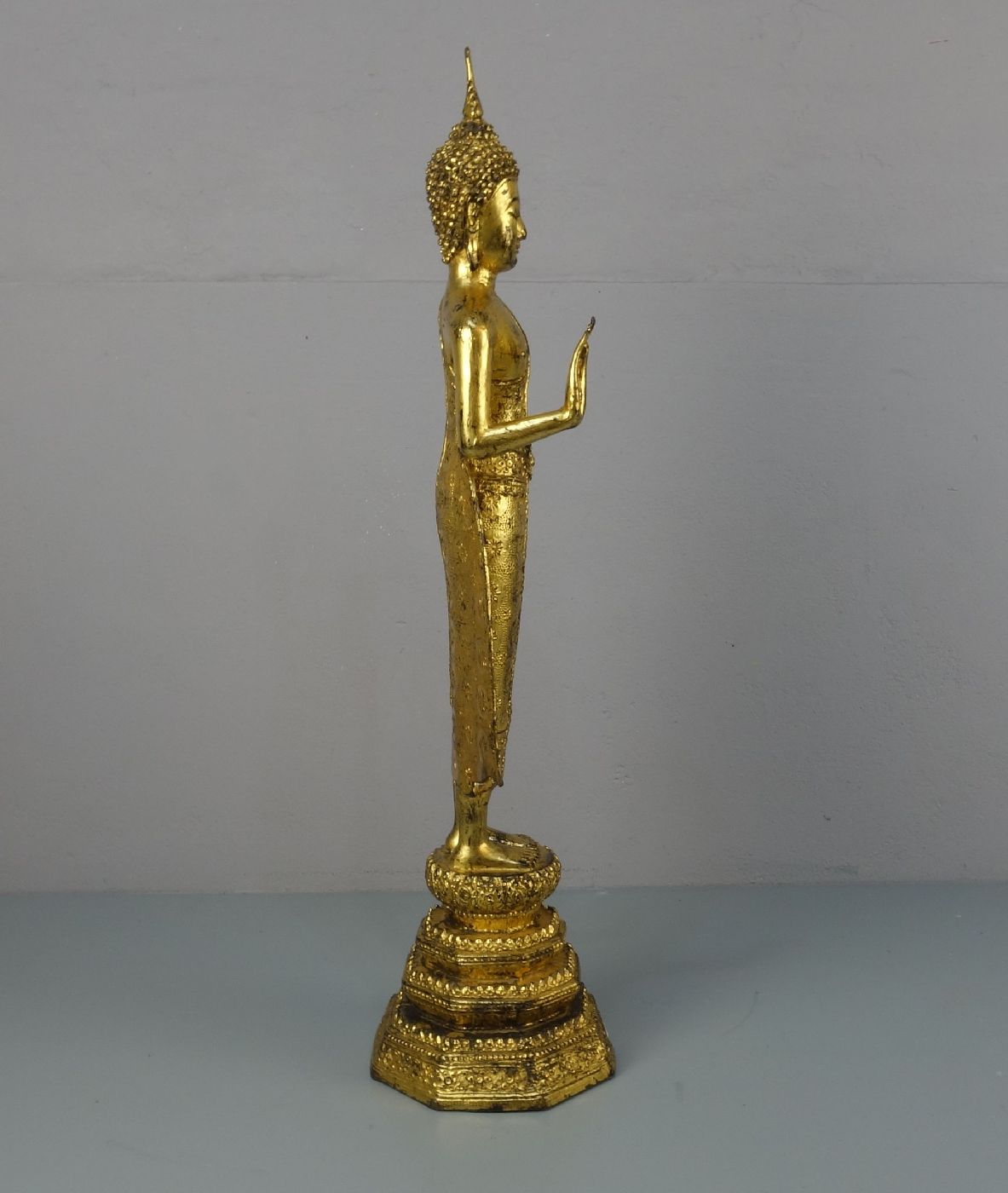 MANDALAY-BUDDHA, wohl 20. Jh., Thailand, Bronze mit Goldfassung. Vollplastische figürliche - Image 2 of 5