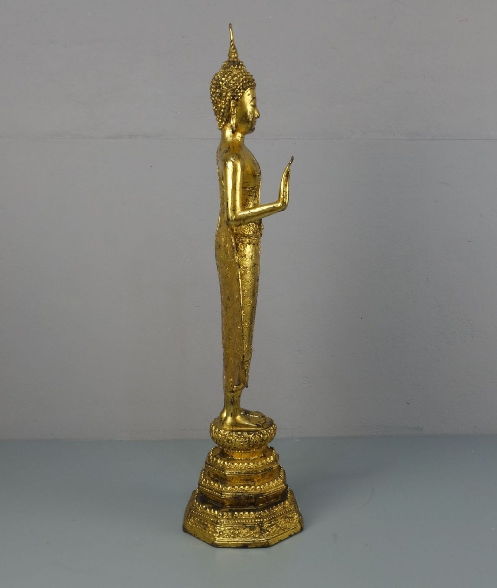 MANDALAY-BUDDHA, wohl 20. Jh., Thailand, Bronze mit Goldfassung. Vollplastische figürliche - Bild 2 aus 5