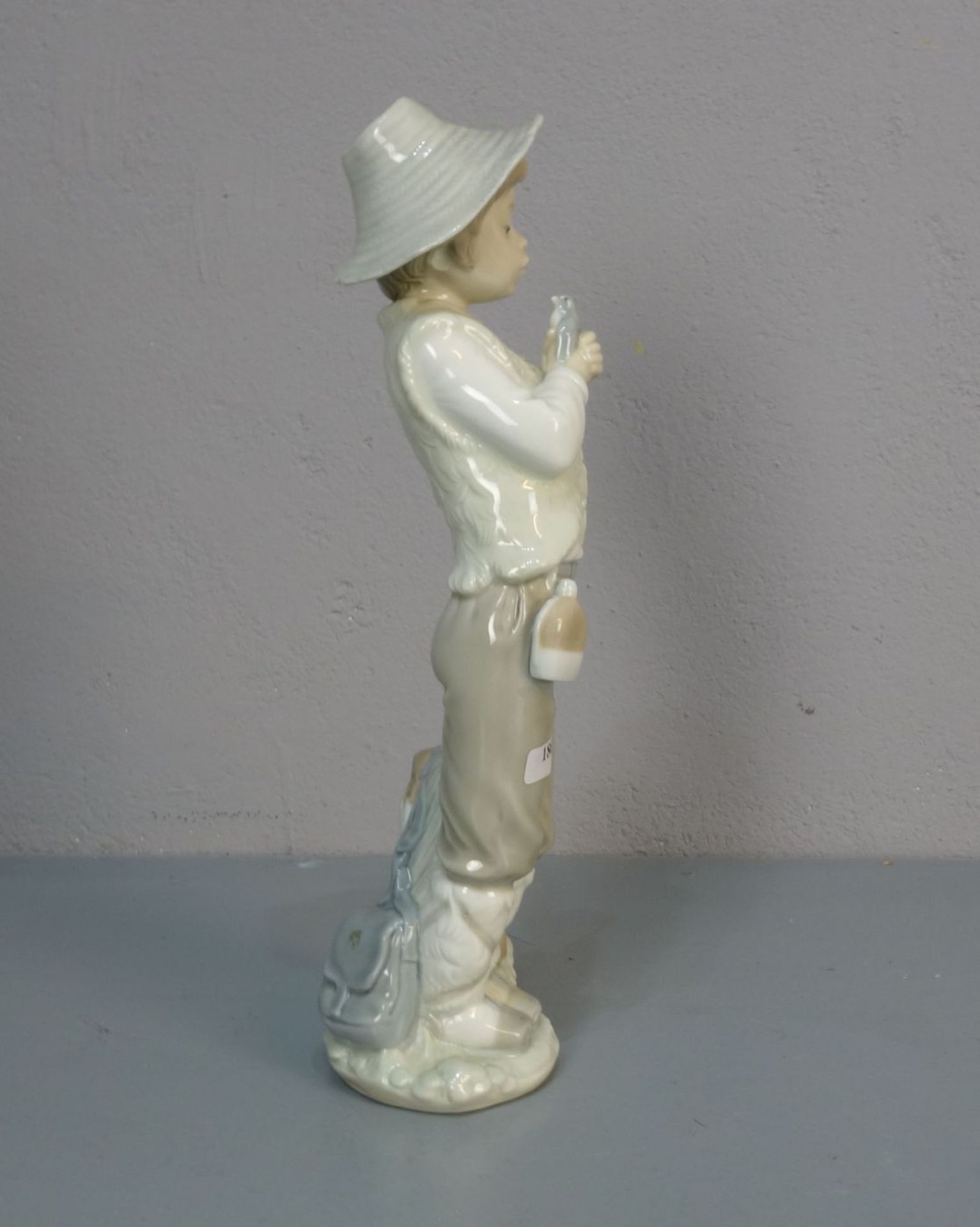 FIGUR: "Knabe mit Vogel" / porcelain figure: "boy with a bird", Porzellan, Manufaktur Nao, Valencia - Bild 2 aus 5