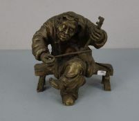 BILDHAUER DES 20./21. JH., Skulptur / sculpture: "Musizierender Clochard / Bettler", Bronze,