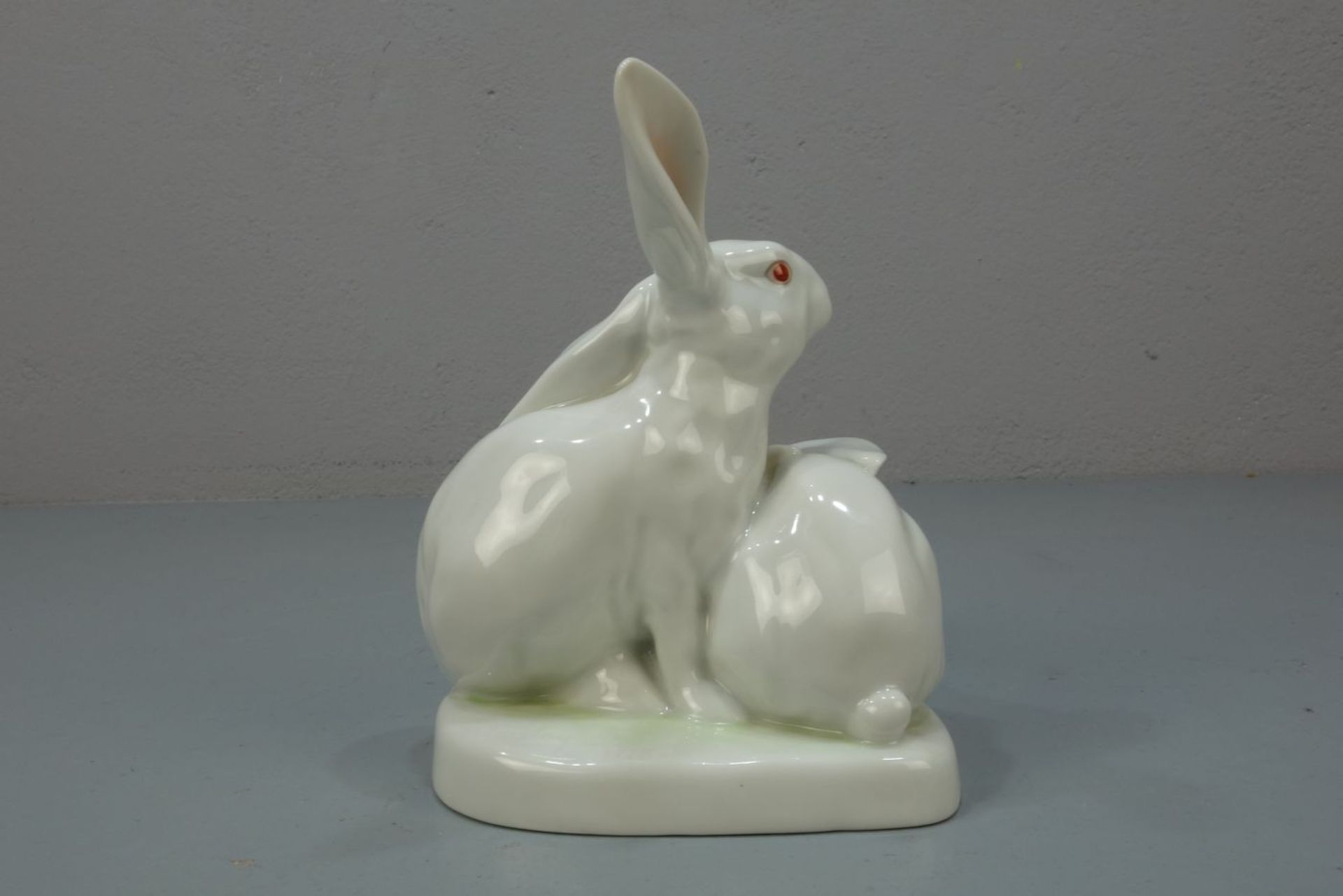 FIGURENGRUPPE "Hasen / Kaninchen", Porzellan, Manufaktur Herend, Ungarn, unter dem Stand Blindmarke - Bild 2 aus 6