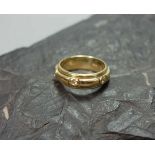 RING, 585er Gelbgold (10,3 g), Mittelteil drehbar und besetzt mit sechs Brillianten á 0,05 Karat.