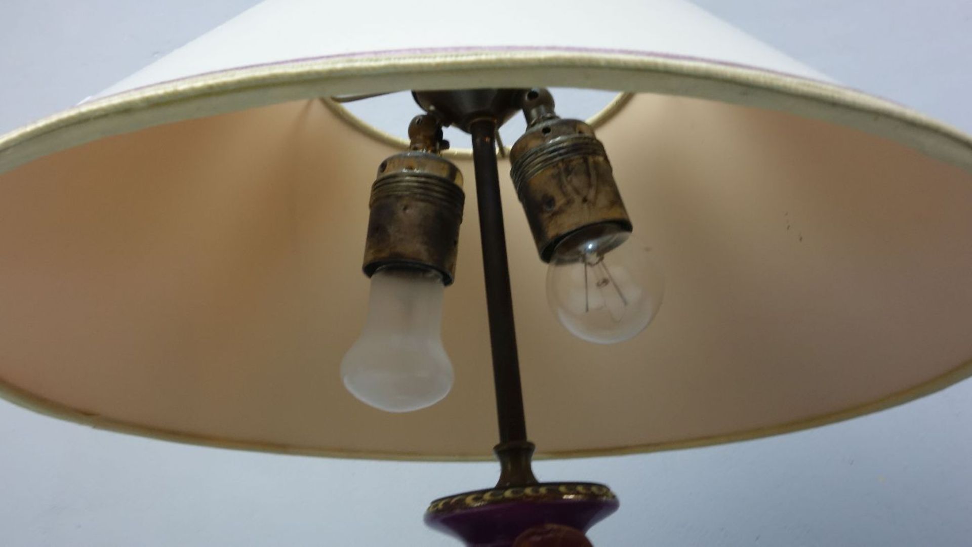 PAAR TISCH-LAMPEN / NACHTTISCH-LAMPEN/ two table lamps, Porzellan mit Metallpostament und - Image 3 of 3