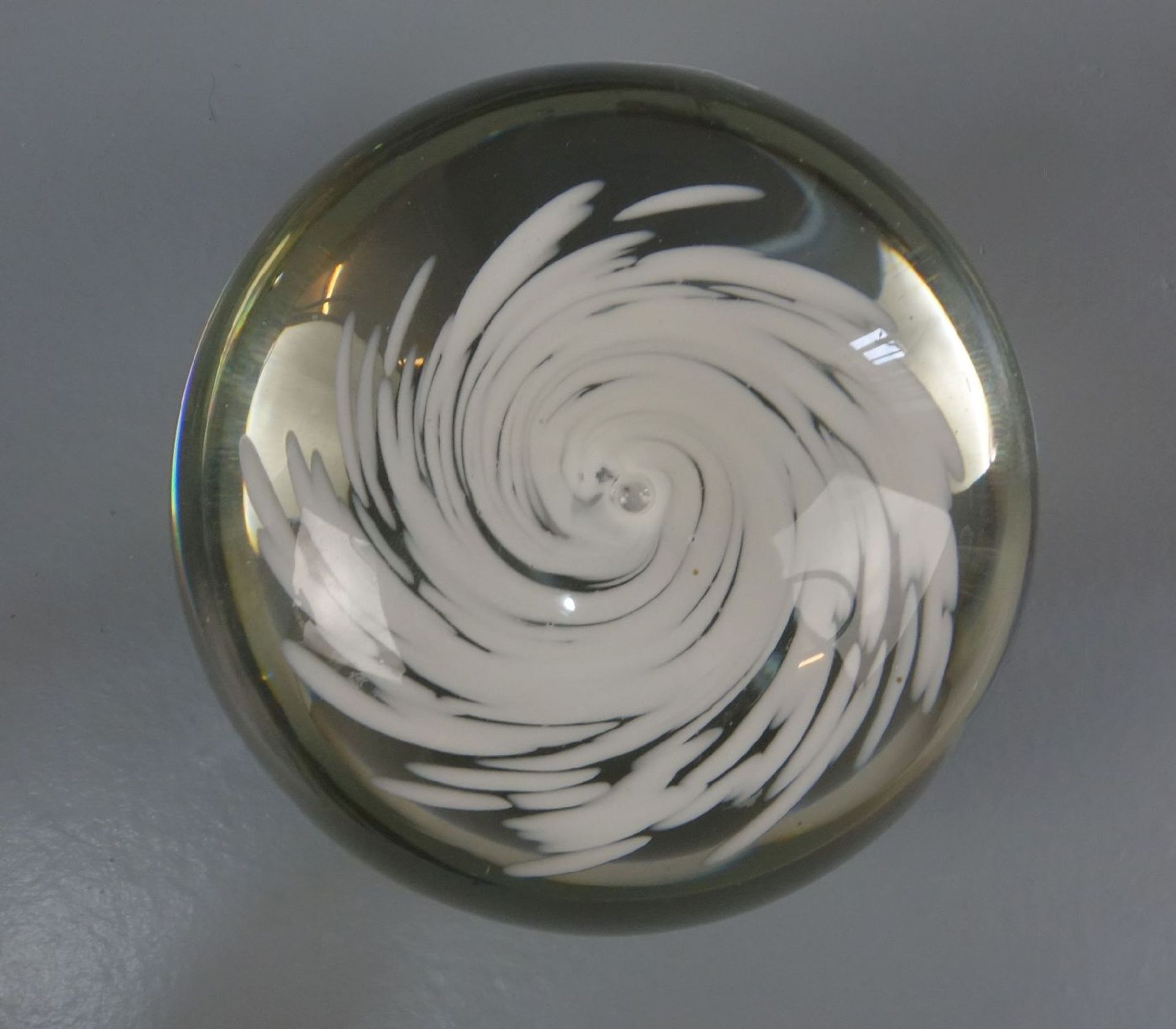 BRIEFBESCHWERER / PAPERWEIGHT, Glas, Manufaktur Rosenthal, studio-linie. Gedrückte Kugelform mit - Bild 2 aus 2