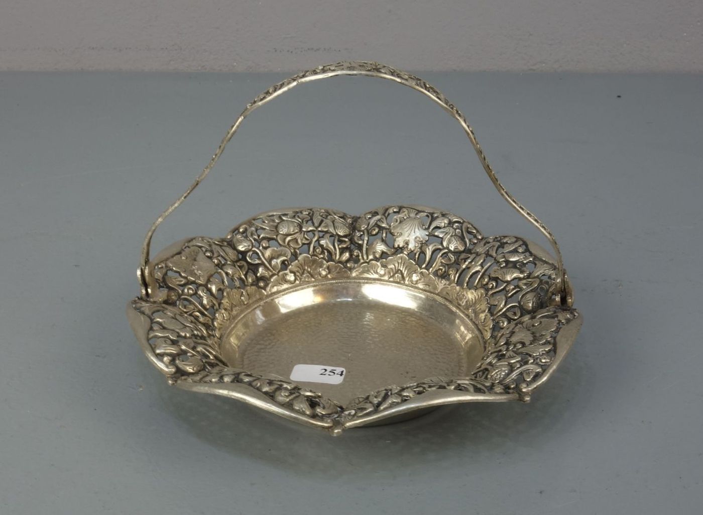 KORBSCHALE / HENKELSCHALE / KONFEKTSCHALE / silver basket bowl, 20. Jh., 800er Silber, 109 Gramm.