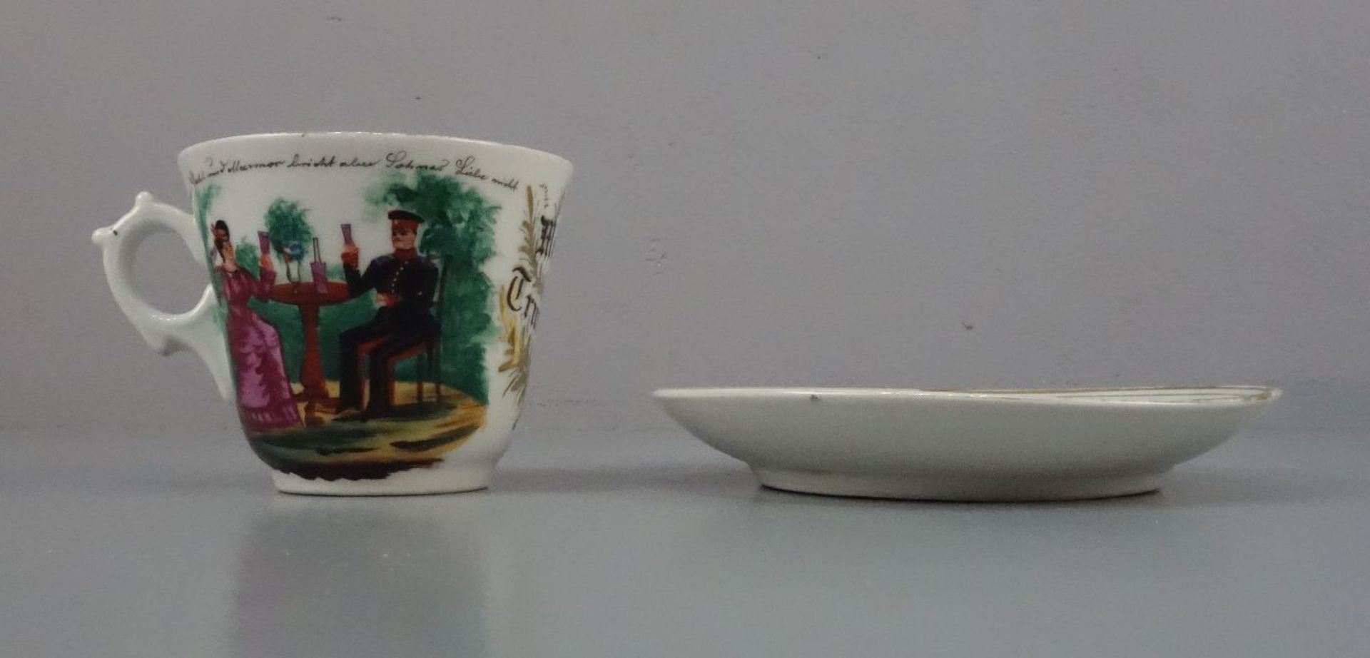 MILITARIA-TASSE / ANDENKENTASSE / military cup, um 1900, Porzellan, ungemarkt. Goldrand, schwarzes - Bild 3 aus 4