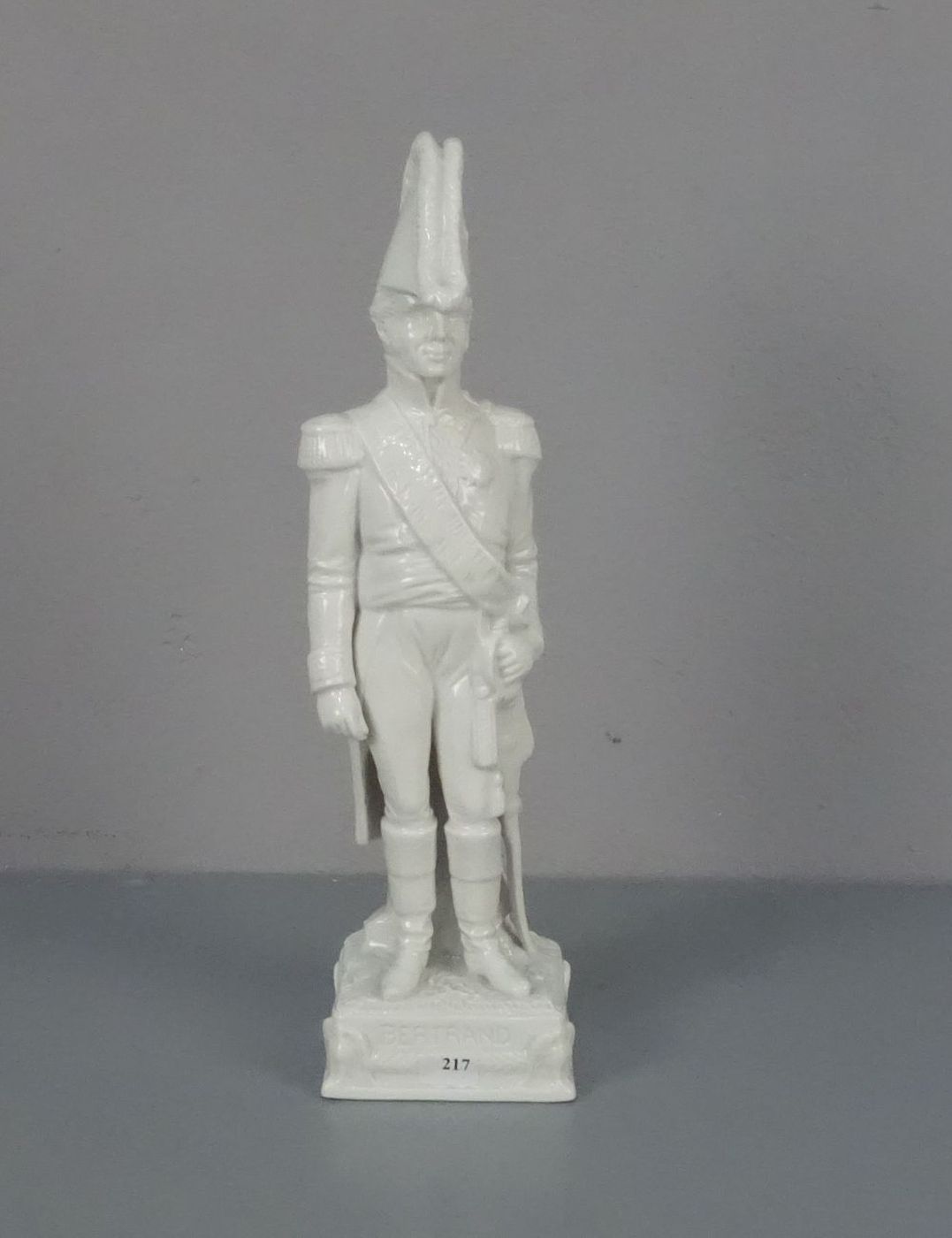 PORZELLANFIGUR "General Bertrand (1773-1844)", aus einer Serie von Generälen der Armee Napoleons.