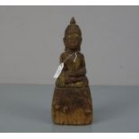 SKULPTUR: "Buddha / Sitzender Buddha im Lotussitz", wohl Thailand 17. Jh., Holz, geschnitzt und mit