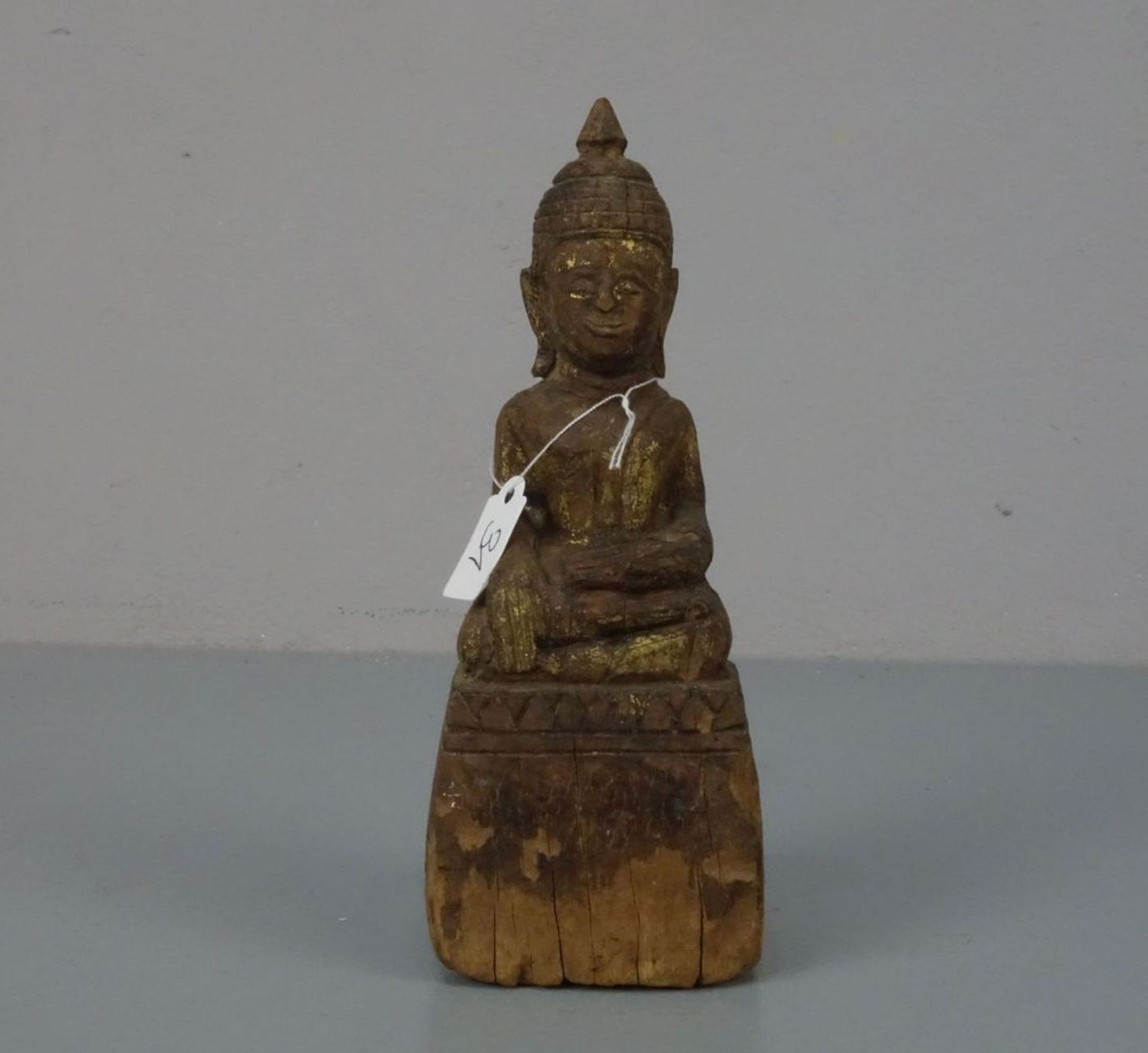 SKULPTUR: "Buddha / Sitzender Buddha im Lotussitz", wohl Thailand 17. Jh., Holz, geschnitzt und mit