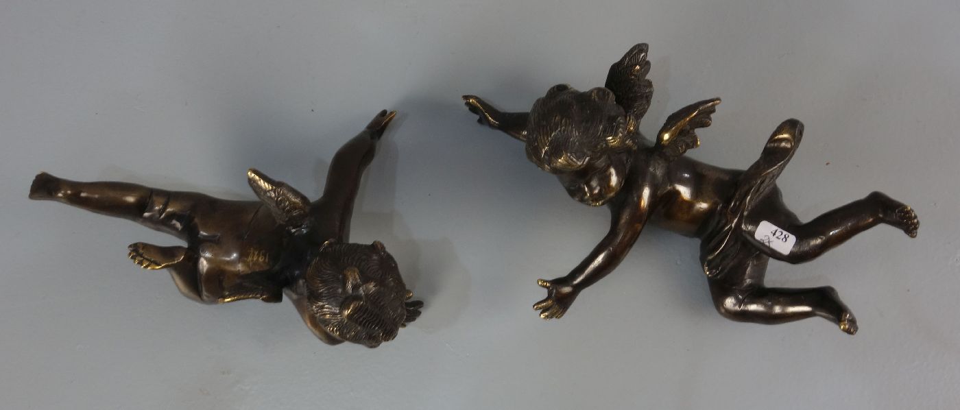 PAAR GEFLÜGELTE PUTTEN / ENGEL, Bronze, dunkelbraun bis hellbraun patiniert mit goldfarbenen - Image 4 of 4