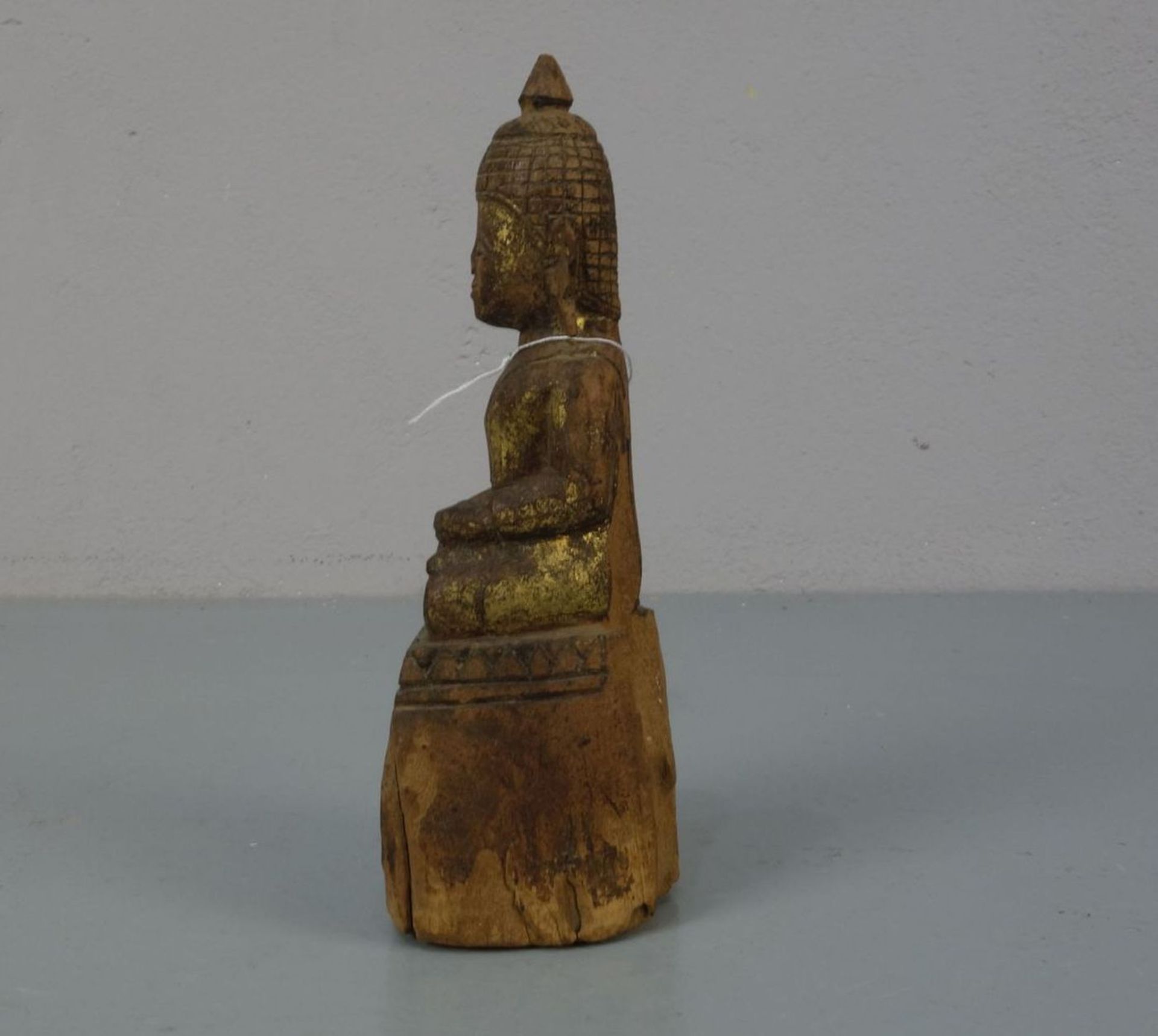 SKULPTUR: "Buddha / Sitzender Buddha im Lotussitz", wohl Thailand 17. Jh., Holz, geschnitzt und mit - Bild 2 aus 5