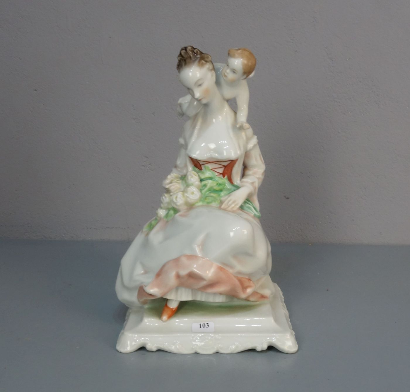 FIGURENGRUPPE "Frau mit Blumenstrauß und Amorette" / porcelain figure: "Woman with flowers and