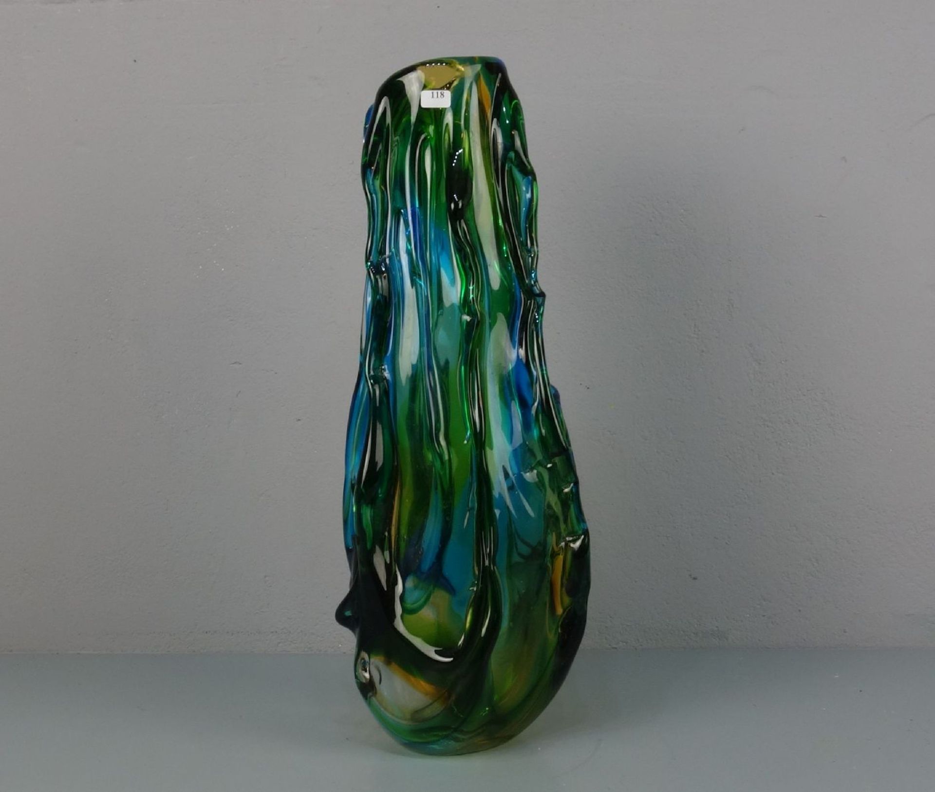 MURANO - GLASVASE, gerippte Keulenform. Dickwandiges farbloses Glas, grün, gelb und blau