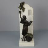 BILDHAUER DES 20./ 21. Jh., Skulptur / sculpture: "Weinlese / Die Traubenpflückerin", Bronze,